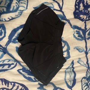 Lululemon Hotty Hot Low Rise Lined Short 2.5”